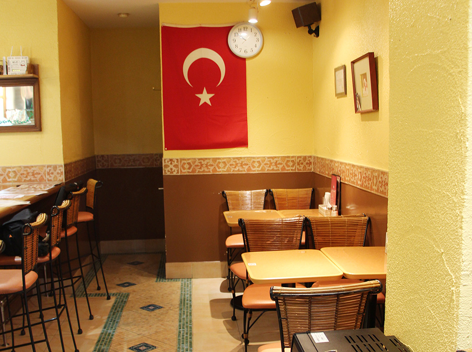 名古屋市中村区「本陣駅」すぐ近くにあるトルコ料理専門店「ターキッシュテイスト(TakishTaste)」のシェフ二人です。気軽に食べに来てくださいね！